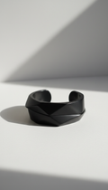Brazalete geométrico negro mate